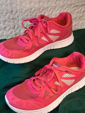Danskin Bright Pink Women's Athletic Sneakers with White Soles Size 9 1/2